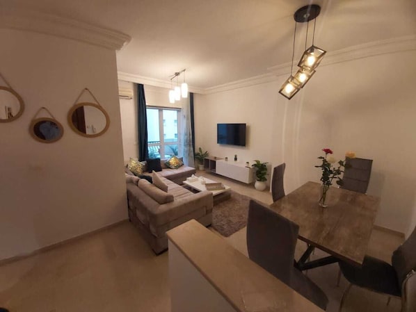 TV connectée, livres, espaces bureaux