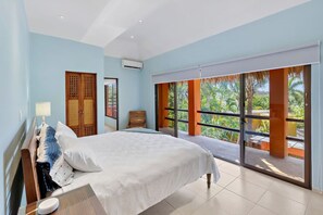 4 slaapkamers, een bureau, een strijkplank/strijkijzer, reisbedje