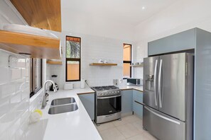 Een koelkast, een magnetron, een oven, een kookplaat