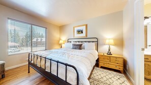 1 bedroom, WiFi, bed sheets - Hidden Valley 107 Quite and Cozy, Shot walk to the Village by RedAwning (Mammoth Lakes)