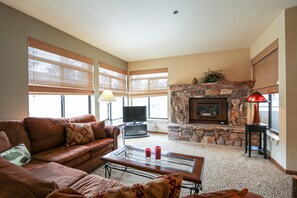 Een televisie, een open haard en tafelvoetbal