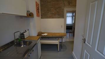 Kühlschrank, Geschirrspüler, Wasserkocher mit Kaffee-/Teezubehör