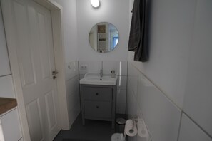 Haartrockner, Handtücher, Seife, Toilettenpapier