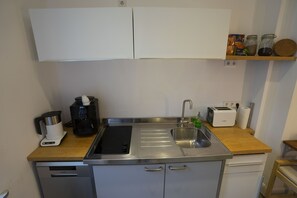 Kühlschrank, Geschirrspüler, Wasserkocher mit Kaffee-/Teezubehör