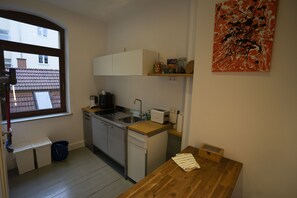 Kühlschrank, Geschirrspüler, Wasserkocher mit Kaffee-/Teezubehör