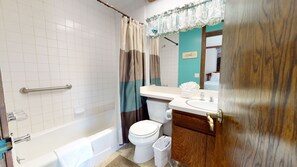 Ducha, secador de pelo y toallas