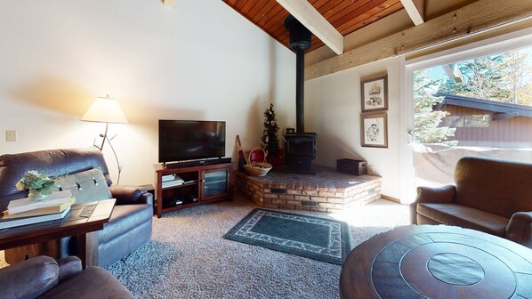 Una televisión, una chimenea