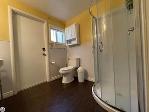 Dusche, Haartrockner, HandtĂŒcher, Seife