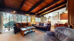 Fernseher, Kamin, Tischtennisplatte