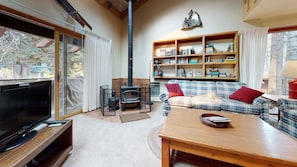 Televisión, chimenea y tenis de mesa