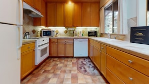 Kühlschrank, Mikrowelle, Ofen, Geschirrspüler