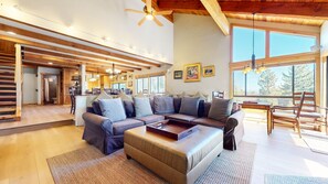 Een televisie en een open haard