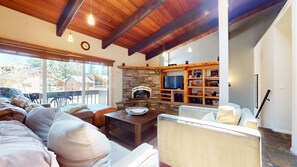 TV, caminetto, lettore DVD