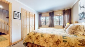4 bedrooms, iron/ironing board, WiFi, bed sheets
