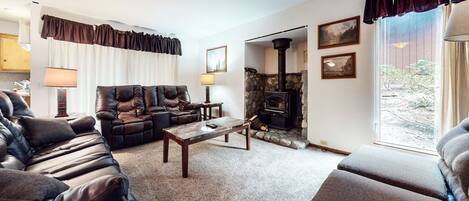 Televisión y chimenea