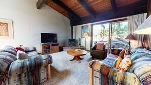 TV, fireplace, table tennis - Mammoth Estates 227 Mountain rustic with Wood Burning Fireplace, Amazing location by RedAwning (Mammoth Lakes)