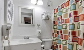 وحدات دش مع أحواض استحمام، مجففات شعر، مناشف، صابون