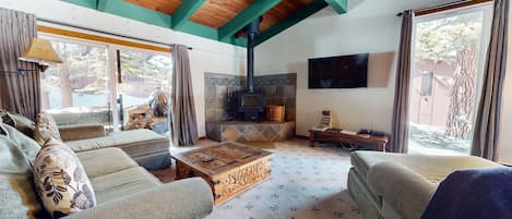 Televisión, chimenea y tenis de mesa
