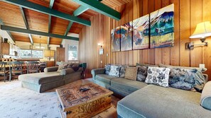 Fernseher, Kamin, Tischtennisplatte