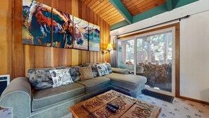 Fernseher, Kamin, Tischtennisplatte