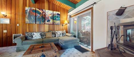 Een televisie, een open haard en een tafeltennistafel