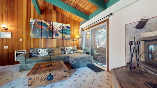 Fernseher, Kamin, Tischtennisplatte