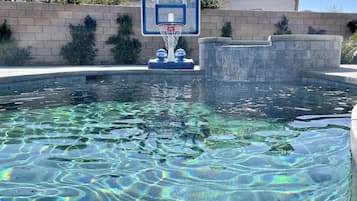 Alberca al aire libre y alberca climatizada