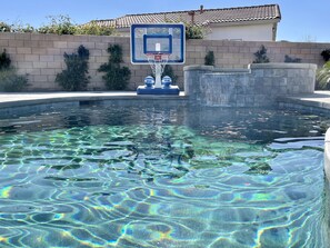 Een buitenzwembad, een verwarmd zwembad