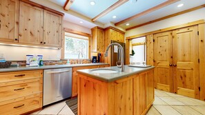 ثلاجة، ميكروويف، فرن، غسالة أطباق