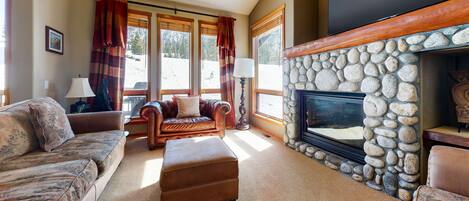 TV, fireplace