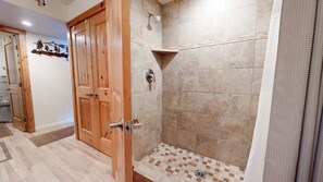 Douche, sèche-cheveux, serviettes fournies