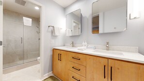Shower, towels - Mammoth Green 102 Amazing Unit, 300 Yards to Eagle Lifts Underground Parking by RedAwning (Mammoth Lakes)