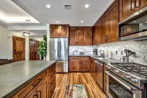 Kjøleskap, mikrobølgeovn, ovn og oppvaskmaskin