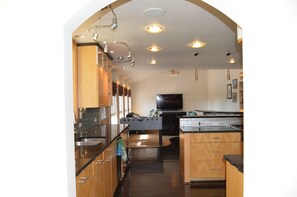 المنشأة من الداخل