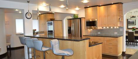 Kjøleskap, mikrobølgeovn, ovn og kokeplater