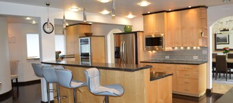 Gorgeous Modern Alaskan Home with Ocean /Mt View 10 minute walk to sandy beach