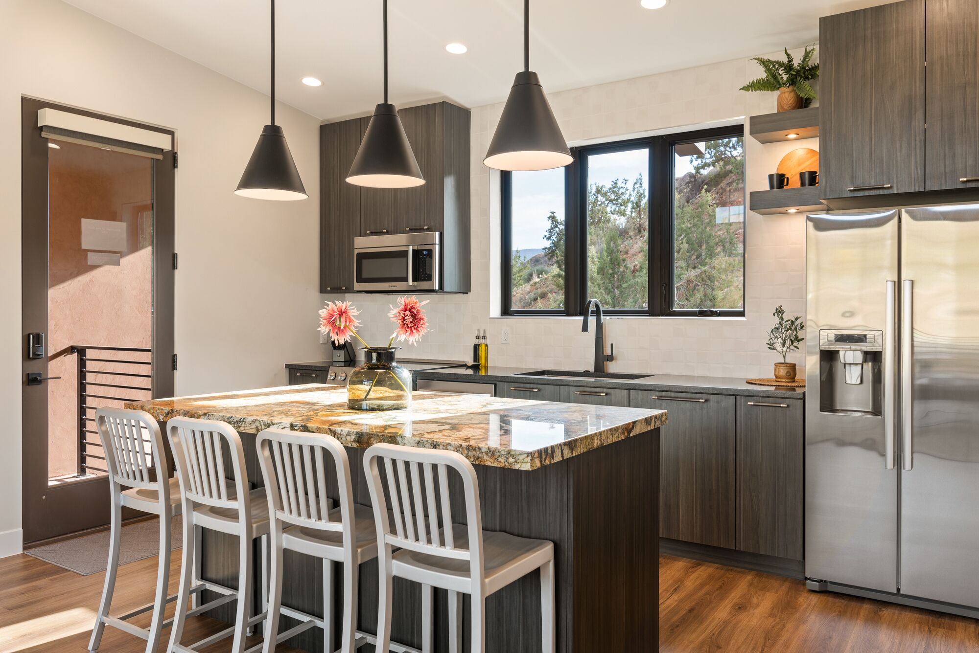 冷蔵庫、電子レンジ、オーブン、コンロ