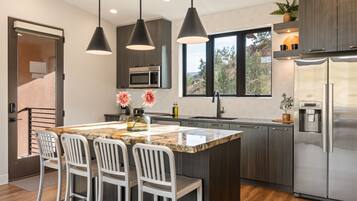 Jääkaappi, mikroaaltouuni, uuni, liesi