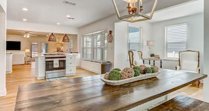 "Amelia On My Mind"
Beach house with backyard and screened porch - sleeps 8