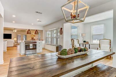 "Amelia On My Mind"
Beach house with backyard and screened porch - sleeps 8