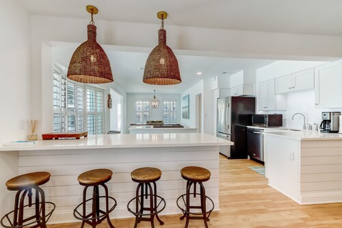 "Amelia On My Mind"
Beach house with backyard and screened porch - sleeps 8