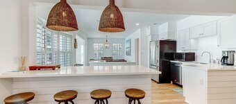 "Amelia On My Mind"
Beach house with backyard and screened porch - sleeps 8