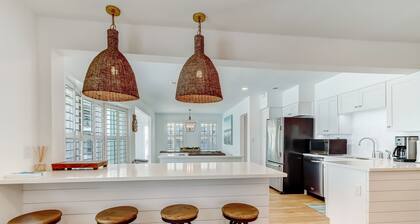 "Amelia On My Mind"
Beach house with backyard and screened porch - sleeps 8