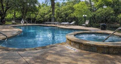 Shared Pool & Hot Tub | Walk to Downtown!