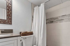Douche, séchoir à cheveux, serviettes fournies, shampooing