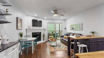 Televisión, chimenea, oficina