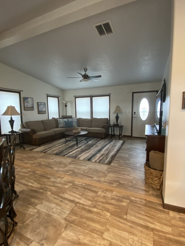 Smart TV, reproductor de DVD, futbolito y videoteca 