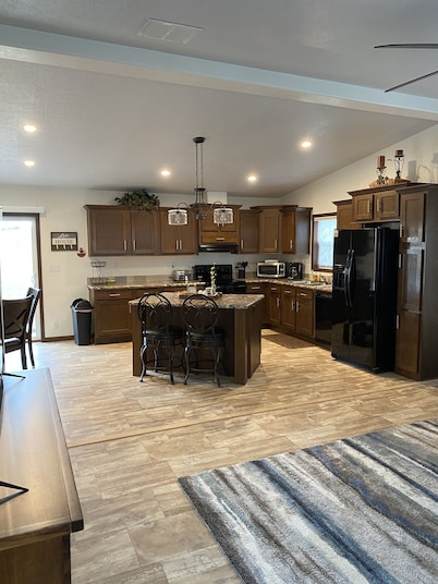 Lake Views! Comforts of home w/the fun of the lake; garage/hottub/laundry & more