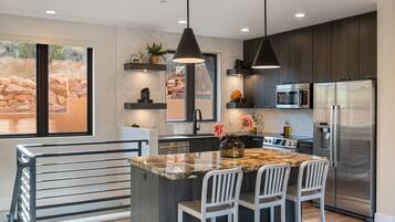 Réfrigérateur, four à micro-ondes, un four, surface de cuisson