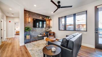 Téléviseur, table de baby-foot, livres